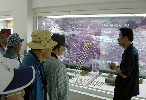 문화해설사(오른쪽)가 조선군과 왜군의 병기에 대해 설명하고 있다.
