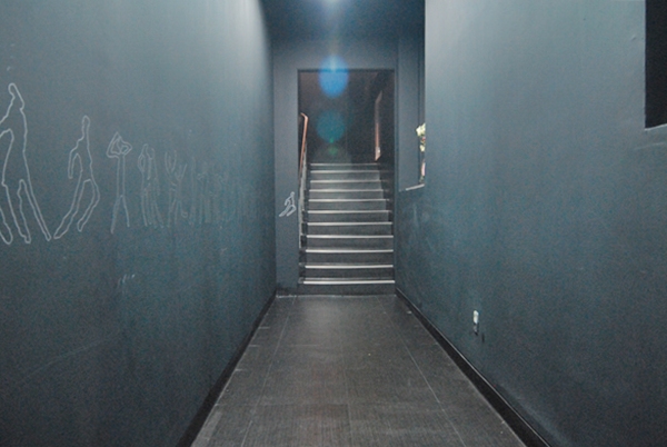 8층으로 올라가는 계단. 이번에 모두 벽을 칠하고 그림도 그렸다. 이 공간을 주민들에게 개방을 한 것이다.