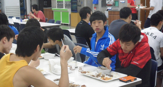 식당 태릉선수촌 식당에서 국가대표선수들이 훈련을 마치고 저녁 식사를 하고 있다.