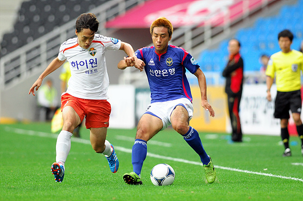   16일 인천축구전용경기장에서 열린 강원과의 '현대오일뱅크 K리그 2012' 31라운드 경기에서 인천 남준재가 돌파를 하고 있다.