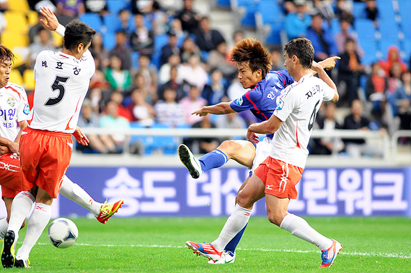   16일 인천축구전용경기장에서 열린 강원과의 '현대오일뱅크 K리그 2012' 31라운드 경기에서 인천 한교원이 슛을 하고 있다.