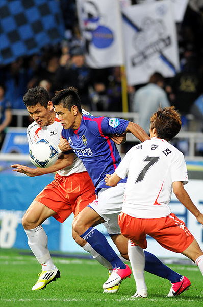   16일 인천축구전용경기장에서 열린 강원과의 '현대오일뱅크 K리그 2012' 31라운드 경기에서 인천 설기현이 돌파를 하고 있다.