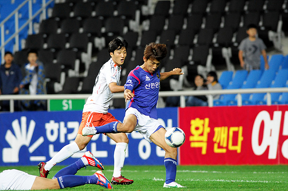   16일 인천축구전용경기장에서 열린 강원과의 '현대오일뱅크 K리그 2012' 31라운드 경기에서 인천 한교원이 골을 성공시키고 있다.