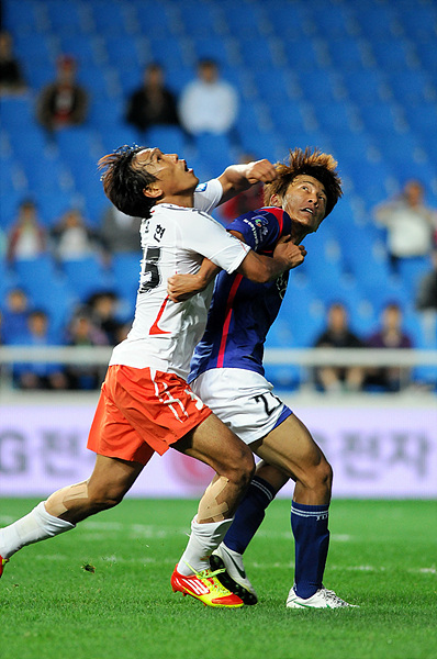   16일 인천축구전용경기장에서 열린 강원과의 '현대오일뱅크 K리그 2012' 31라운드 경기에서 인천 한교원이 몸싸움을 하고 있다.