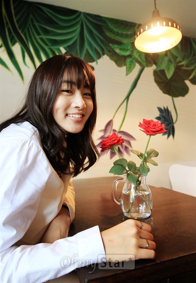  픽사 애니메이션<메리다와 마법의 숲>에서 메리다 역을 더빙한 배우 강소라. 17일 오후 서울 종로구 화동의 한 카페에서 매력적인 미소를 짓고 있다.