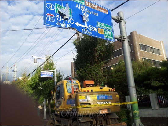  황아무개씨가 17일 밤 자신의 굴착기를 몰고 진주경찰서 상대지구대에 돌진해 각종 시설물을 파손했다. 사진은 경찰이 굴착기를 묶어 놓은 모습.