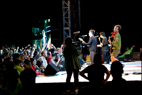 크라잉넛의 공연, 관객들과 하나가 되어 가을밤을 뜨겁게 달구었다.