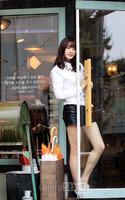  픽사 애니메이션<메리다와 마법의 숲>에서 메리다 역을 더빙한 배우 강소라가 17일 오후 서울 종로구 화동의 한 카페에서 매력적인 미소를 지으며 포즈를 취하고 있다.