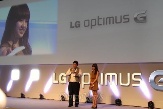 리듬체조 국가대표 손연재 선수가 18일 오전 서울 홍은동 그랜드힐튼 컨벤션센터에서 열린 LG전자 옵티머스G 발표회에 참석해 제품을 소개하고 있다.  

