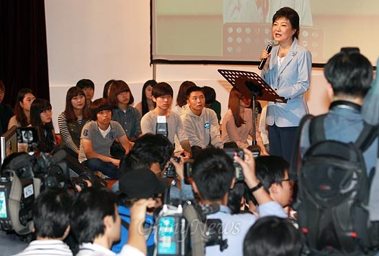  박근혜 새누리당 대선후보가 18일 오후 경기도 성남 가천대학교에서 총여학생회 주최로 열린 초청 특강에 참석해 '한국 사회에서 여성 지도자로 산다는 것' 주제로 강연을 하고 있다.