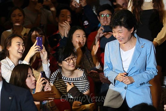  박근혜 새누리당 대선후보가 18일 오후 경기도 성남 가천대학교에서 총여학생회 주최로 열린 초청 특강에서 학생들의 환호를 받으며 행사장으로 들어서고 있다.