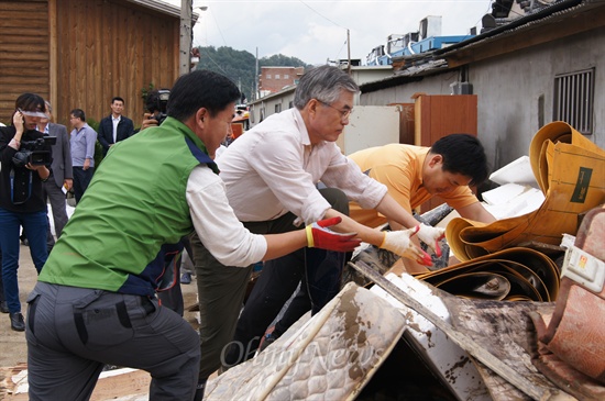 18일, 문재인 민주통합당 대선 후보가 태풍 산바의 피해를 입은 경북 성주군을 찾아 주민들을 위로하고 수해복구 활동에 함께했다.