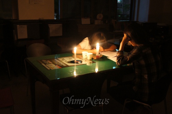 대구 서구의 한 아파트 상가에 정전이 되자 학원에 온 학생들이 촛불을 켜놓고 수업을 하고 있다.