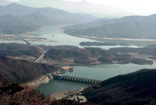 서울과 경기도 일대 주민들의 식수를 제공하고 있는 한강수계 상수원 팔당댐.