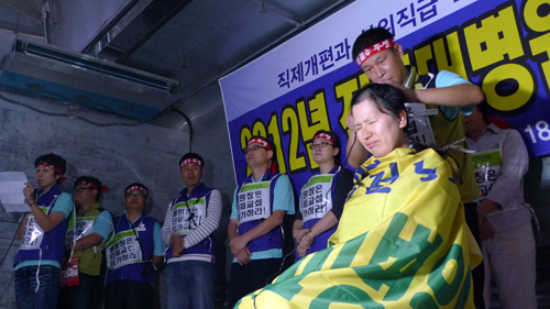김미화 전남대병원지부장은 결의의식으로 삭발투쟁을 진행했다.