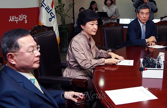  19일 오전 여의도 새누리당사에서 박근혜 대선후보가 참석한 가운데 정치쇄신특별위원회 회의가 열리고 있다. 왼쪽부터 안대희 위원장, 박근혜 대선후보, 이상돈 위원.