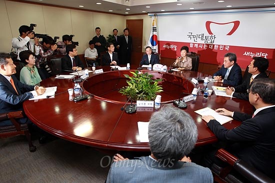 박근혜 새누리당 대선후보가 19일 오전 여의도 새누리당사에서 열린 정치쇄신특별위원회 회의에서 인사말을 하고 있다.