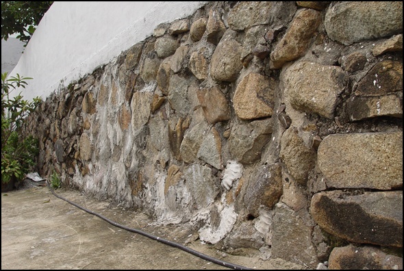 전라좌수영을 보호하기 위해 쌓아 올린 성벽이 지금은 담벼락으로 변했습니다.