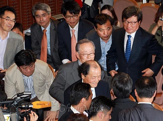  안철수 서울대학교 융합과학기술대학원장이 19일 오후 서울 충정로 구세군아트홀에서 대선출마를 공식선언한 뒤 이헌재 전 경제부총리와 조정래 작가, 하승창 전 희망과대안 운영위원장, 정지훈 명지병원 IT융합연구소장, 김호기 연세대 교수 등 참석자들과 인사를 나누고 있다.