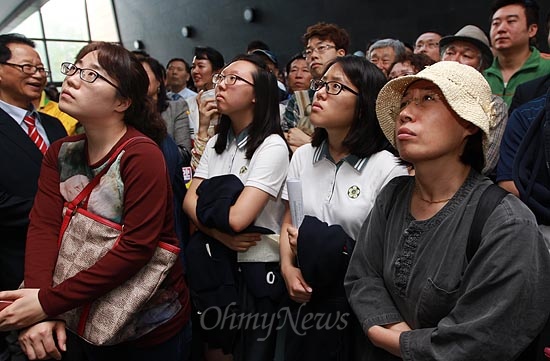  안철수 서울대학교 융합과학기술대학원장이 대선출마를 공식선언한 가운데, 19일 오후 서울 충정로 구세군아트홀 기자회견을 찾은 학생들과 지지자들이 TV 모니터를 통해 안 원장의 대선출마선언 기자회견을 지켜보고 있다.
