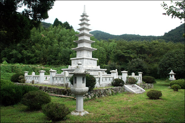 진해 성흥사 외곽에 위치한 7층 석탑. 석탑을 지키는 두 석상이 특별나다.