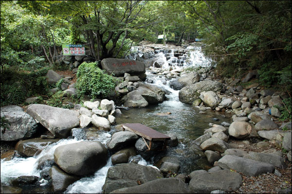 성흥사 입구 작은 계곡에서 흐르는 맑은 물.