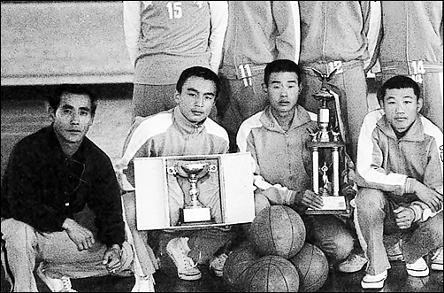 군산고등학교 체육교사 시절(1970년대) 전국대회에서 우승한 농구부와(맨 왼쪽이 최 회장) 
