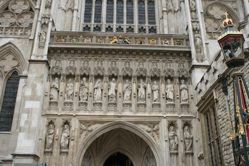 사원 출입구 문 위에는 영국의 여러 가문을 상징하는 문장이 모여 있다.
