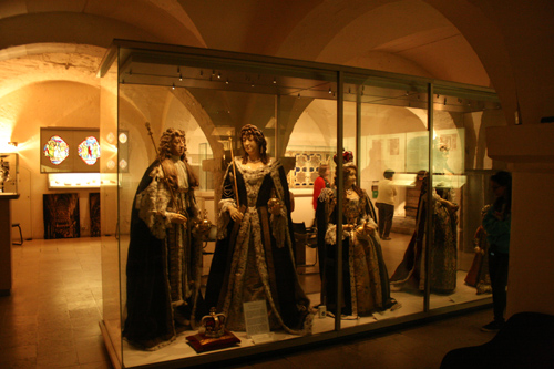 역대 왕과 왕비들이 사용하던 의상이 옛 모습 그대로 전시되어 있다.
