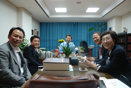 문방위 야당 간사인 민주통합당 최재천의원이 전국 주간신문 대표들과 면담을 하고 있다.