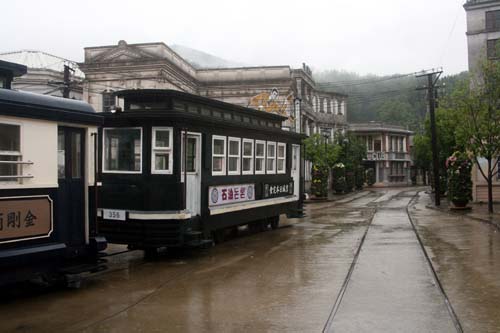 옛 서울거리에 전차가 놓여 있다