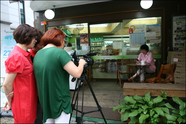 종암동에 있는 '서울북부두레생협' 매장 앞에서 촬영에 임하고 있는 '먹고놀자'팀의 모습