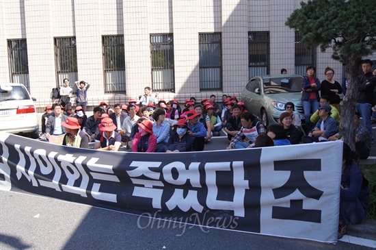 대구시의회 임시회 마지막 날인 20일 본회의에서 학교급식 조례안이 통과되자 시민단체가 이를 비난하는 집회를 열고 있다.