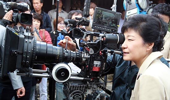  박근혜 새누리당 대선후보가 20일 오후 경기도 용인시 'MBC 드라미아'의 '아랑사또전' 세트장에서 촬영카메라를 들여다보고 있다.
