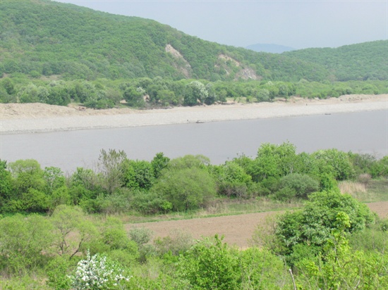 북에서 바라본 두만강. 강 건너가 중국이다.