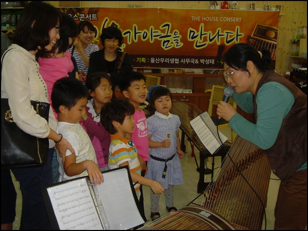  오른쪽 장영숙 대표와 가위바위보를 하는 어린이들. 장대표는 진 어린이에겐 어린이가 이길때까지 계속해서 기꺼이 선물을 안겨주었습니다.