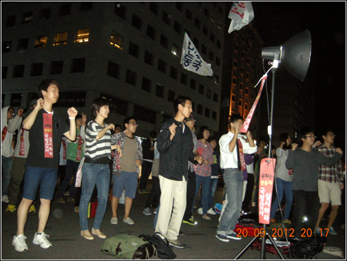 학생들이 강남 스타일을 패러디해 노동자 스타일이란 춤을 보여주고 있다.