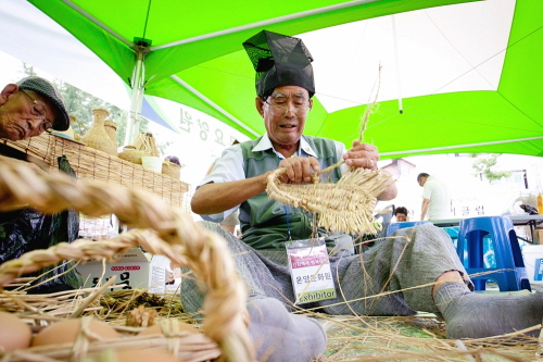 온양온천시장에서 지역어르신들이 짚풀을 이용한 다양한 공예품 제작과정을 선보이고 있다. 