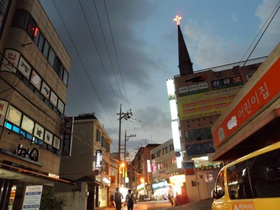 밤이 되니 교회첨탑의 십자가가 빛난다. 유독 서울의 골목에는 십자가가 많다.