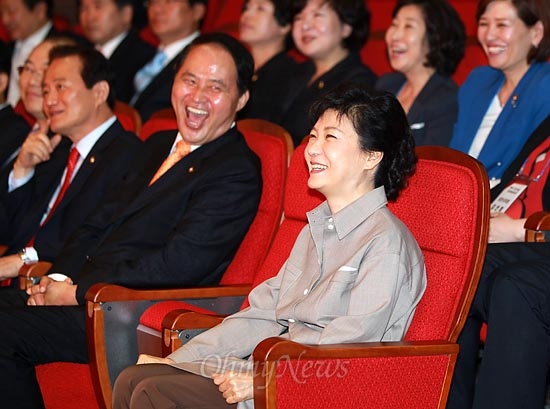 사회자가 "우리의 소원은 대선승리"라고 외치자 박근혜 대선후보와 참석자들이 웃음을 터뜨리고 있다.