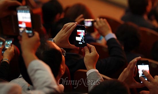 박근혜 대선후보가 인사말을 시작하자 참석자들이 휴대폰을 꺼내들고 사진 촬영을 하고 있다.