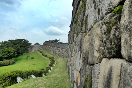 각건대를 지나면 성 벽 위로 동장대의 지붕이 보인다