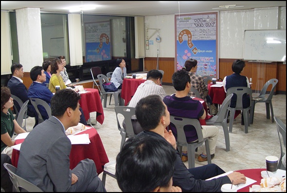 20일 오후 7시, <여수넷통>에서 '커피와 인문학'이라는 강의가 열렸습니다. 소제목은 '주홍글씨의 서막'이었습니다.