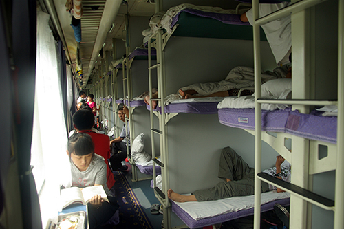 중국 장거리 기차 6인실 침대칸. 좁은 공간에서 각자의 시간을 보내며 즐거운 시간을 보낸다.