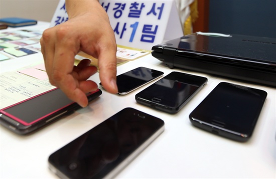 경찰서 증거품으로 놓인 스마트폰들 (자료 사진)
