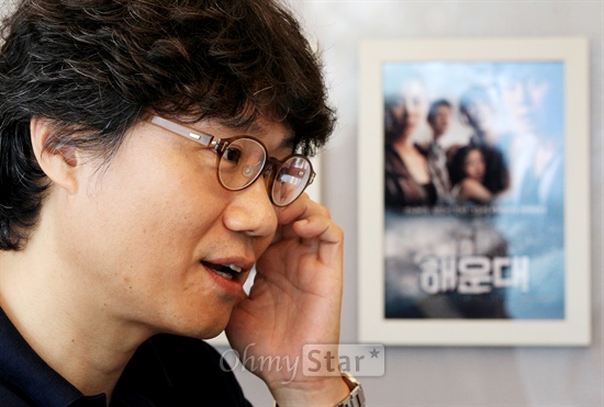  JK필름 길영민 대표가 14일 오후 서울 논현동에 위차한 사무실에서 오마이스타와 인터뷰를 하며 질문에 답하고 있다. 영화 <해운대>는 JK필름을 대표하는 영화다.