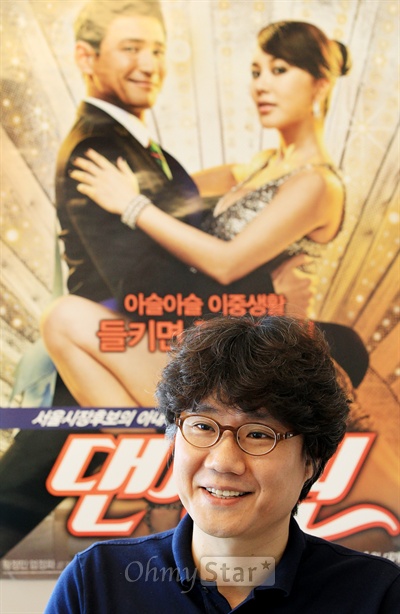  JK필름 길영민 대표가 14일 오후 서울 논현동에 위차한 사무실에서 오마이스타와 인터뷰를 하며 질문에 답하고 있다. 올해 개봉되었던 영화 <댄싱퀸>의 포스터가 붙어 있다.  