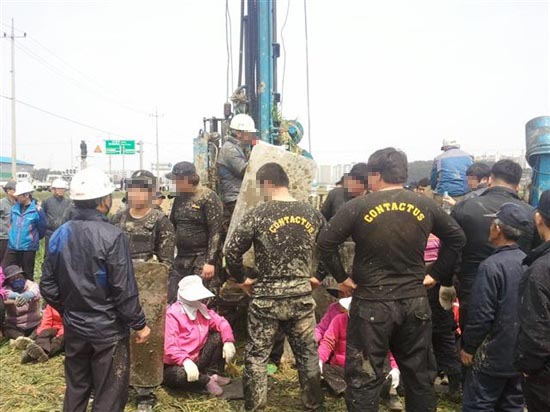 지난 4월 19일 용역 폭력 논란을 일으킨 용역업체 '컨택터스'가 전북 군산 송전탑 건설현장에 투입돼 지역주민들과 대치하고 있다. 이 현장은 한국전력에서 발주한 사업이다.