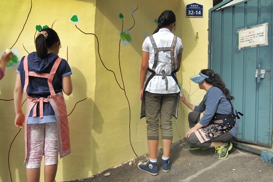 벽화를 그리는 자원봉사자 증에는 가족이 참가를 하기도 한다. 엄마인 김현주(우측)와 두 딸 이혜림(가운데) 이유림(좌측)이 그림을 그린다