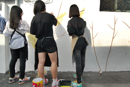 그림을 전공한다는 세 친구도 벽화그리기 봉사에 나섰다. 좌로부터 김민기, 박은주, 장원경이 고등학교 1학년이다. 